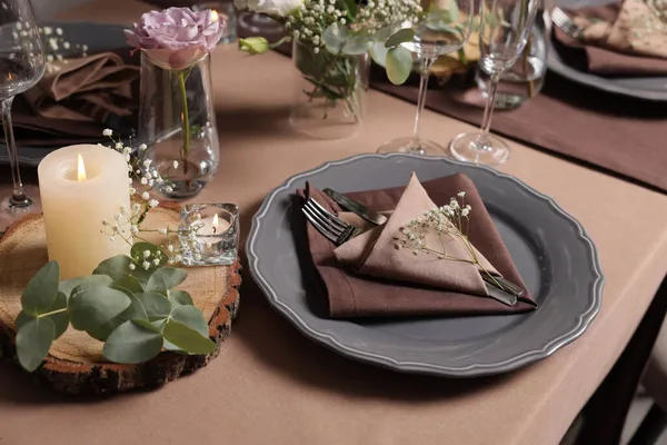 Elegante Mesa Con Una Hermosa Decoración Floral Velas Encendidas — Foto de Stock