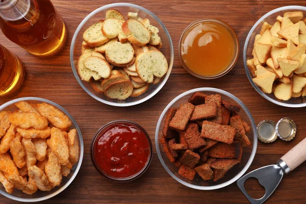 Verschillende Krokante Beschuit Bier Dip Sauzen Houten Tafel Plat Gelegd — Stockfoto