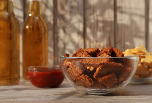 Ruscos Crujientes Cerveza Salsa Inmersión Mesa Madera —  Fotos de Stock