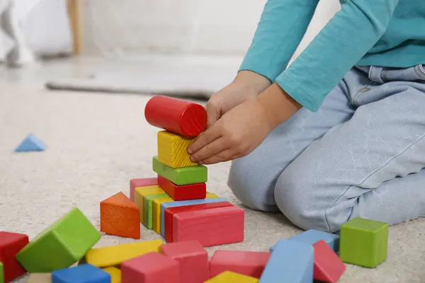 Söt Liten Flicka Leker Med Färgglada Byggstenar Hemma Närbild — Stockfoto