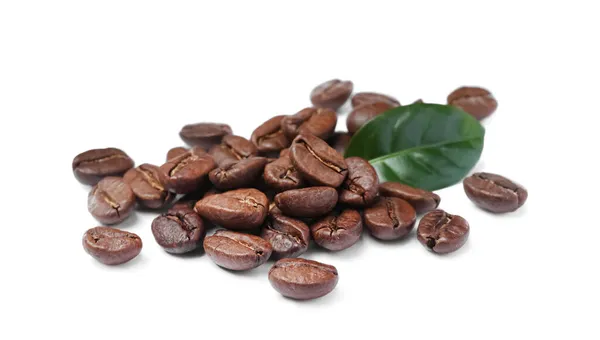Pile Roasted Coffee Beans Fresh Leaf White Background — Stock Photo, Image