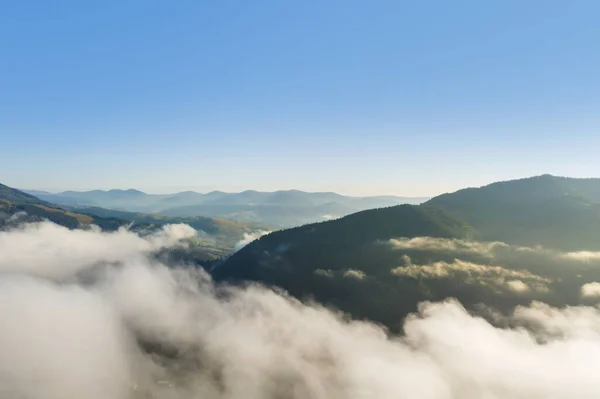 Vista Aérea Hermosas Montañas Cubiertas Nubes Esponjosas Día Soleado Fotografía —  Fotos de Stock