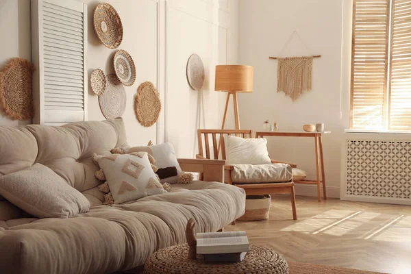 Stilvolle Wohnzimmereinrichtung Mit Holzmöbeln — Stockfoto