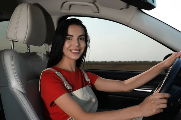 Όμορφη Νεαρή Γυναίκα Στη Θέση Του Οδηγού Στο Σύγχρονο Αυτοκίνητο — Φωτογραφία Αρχείου