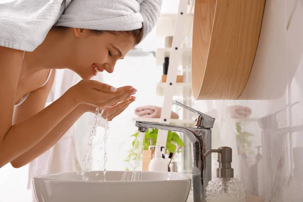 Hermosa Chica Adolescente Lavando Cara Con Agua Baño —  Fotos de Stock