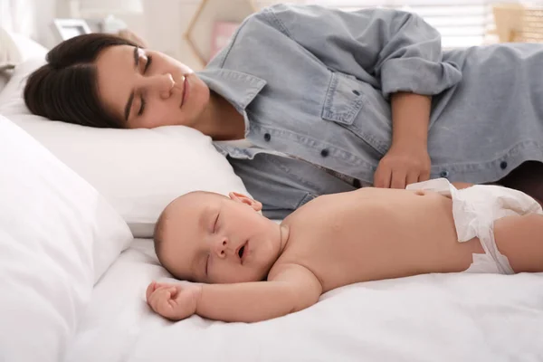 Mutter Mit Ihrem Süßen Baby Schlafend Auf Dem Bett Hause — Stockfoto