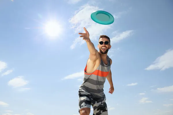 Pria Bahagia Melemparkan Disk Terbang Terhadap Langit Biru Pada Hari — Stok Foto