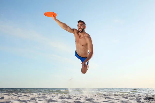 Sportive Man Jumping Catching Flying Disk Beach — Stock Photo, Image