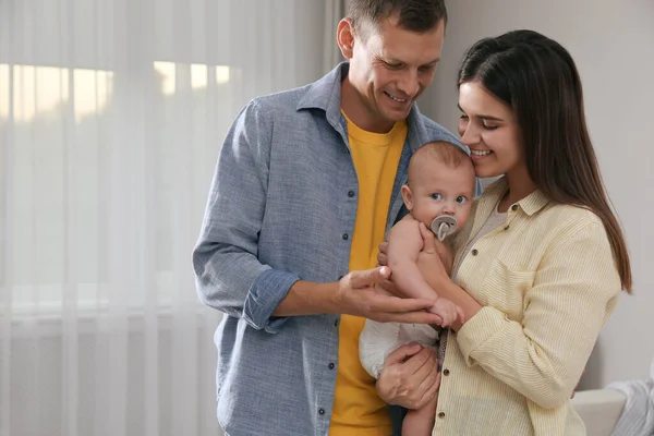 Mutlu bir aile ve tatlı bebekleri var.