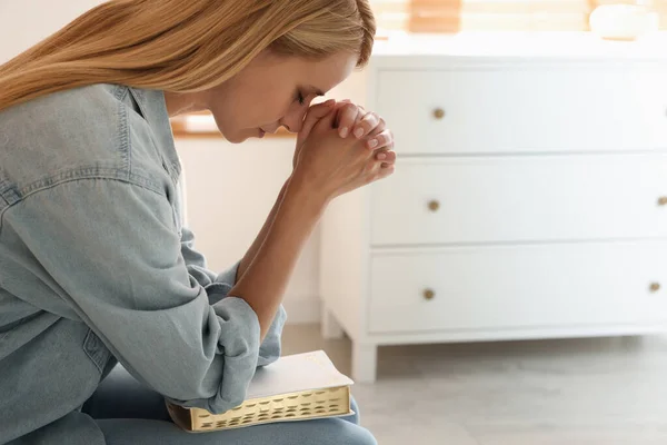 Религиозная Молодая Женщина Библией Молится Помещении Пространство Текста — стоковое фото