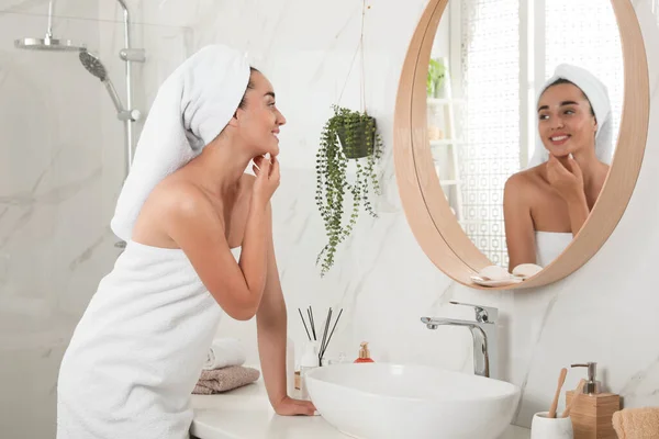 Mulher Bonita Com Pele Perfeita Perto Espelho Banheiro Lavagem Facial — Fotografia de Stock