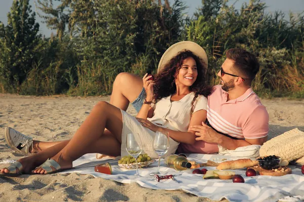 Schönes Paar Picknickt Sonnigem Tag Freien — Stockfoto