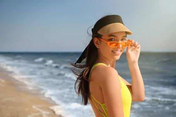 Όμορφη Νεαρή Γυναίκα Φωτεινά Γυαλιά Ηλίου Στην Παραλία — Φωτογραφία Αρχείου