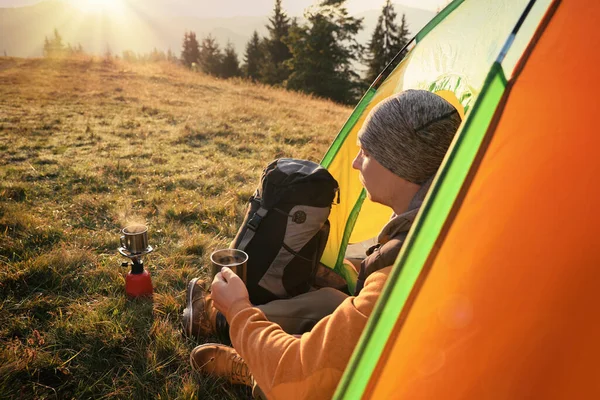 Uomo Con Tazza Bevanda Calda Tenda Campeggio All Aperto — Foto Stock