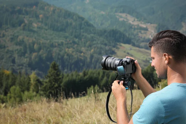 Fotógrafo Profesional Tomando Fotos Con Cámara Moderna Las Montañas Espacio —  Fotos de Stock