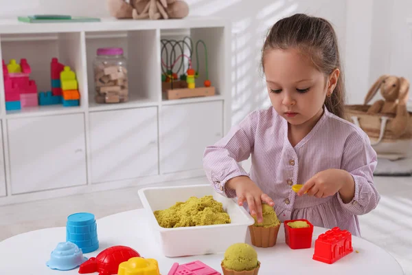 Linda Niña Jugando Con Arena Cinética Brillante Mesa Habitación — Foto de Stock