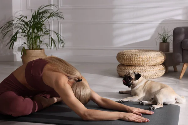 Vrouw Met Hond Die Thuis Yoga Oefent — Stockfoto