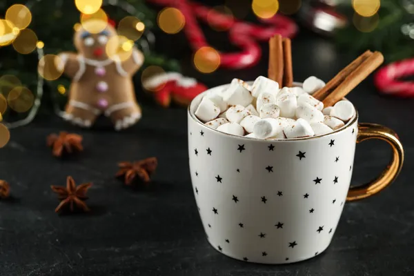 Delicioso Chocolate Caliente Con Malvaviscos Canela Cerca Decoración Navidad Mesa — Foto de Stock