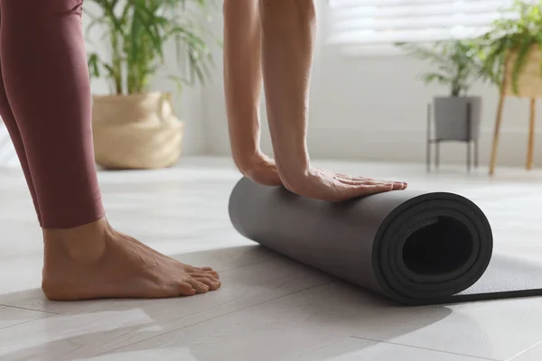 Woman Unrolling Yoga Mat Home Closeup — Stock Photo, Image
