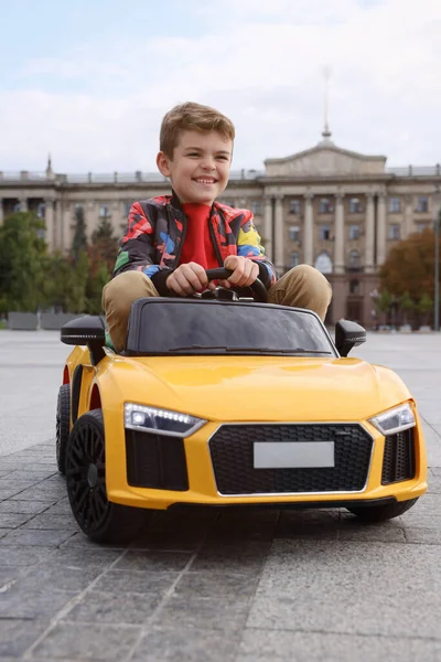 Şehir Caddesinde Çocuk Arabası Süren Şirin Bir Çocuk — Stok fotoğraf