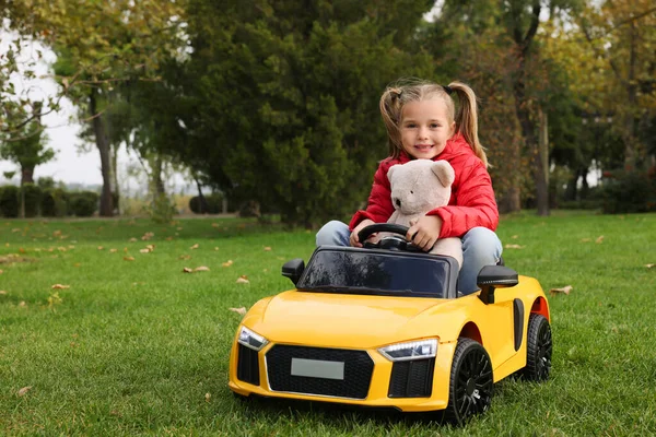 Cute Little Girl Playing Toy Bear Children Car Park Space — Stock Photo, Image