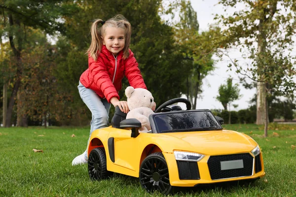 Linda Niña Jugando Con Oso Juguete Coche Los Niños Parque —  Fotos de Stock