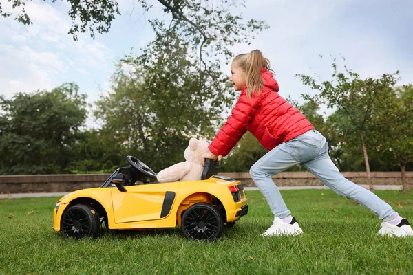 Cute Little Girl Playing Toy Bear Children Car Park — Stock Photo, Image