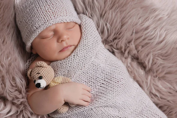 Bebê Recém Nascido Adorável Com Urso Brinquedo Deitado Pele Falsa — Fotografia de Stock