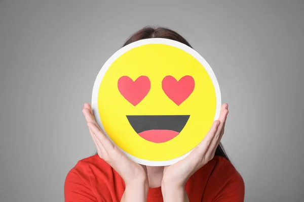 Mujer Cubriendo Cara Con Corazón Ojos Emoji Sobre Fondo Gris — Foto de Stock