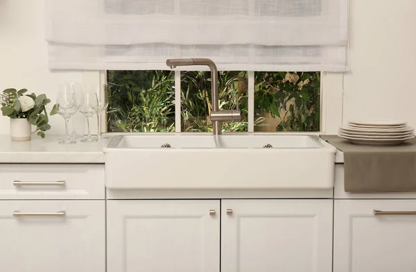 厨房靠近窗户的白色水槽 室内设计 — 图库照片