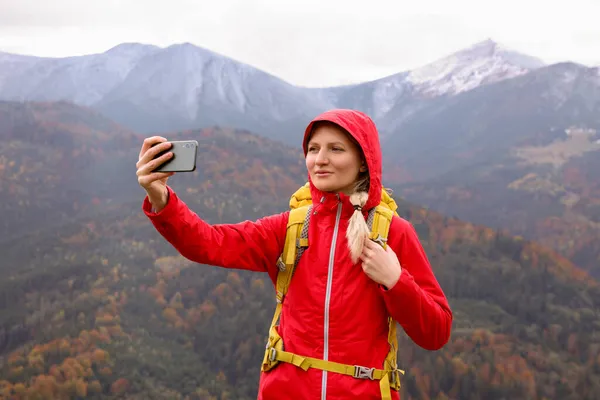 Ευτυχισμένη Νεαρή Γυναίκα Που Παίρνει Selfie Τηλέφωνο Στα Βουνά — Φωτογραφία Αρχείου