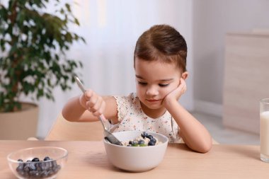 Kahvaltısını evde yapmayı reddeden tatlı küçük kız.