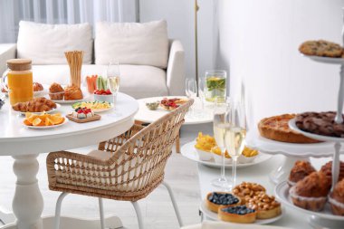 Açık büfe tarzında masalarda servis edilen çeşitli abur cuburlar