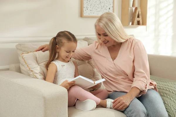 Boldog Nagymama Unokájával Aki Együtt Olvas Otthon — Stock Fotó
