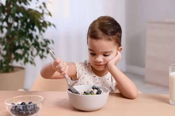 Nettes Kleines Mädchen Weigert Sich Ihr Frühstück Hause Essen — Stockfoto