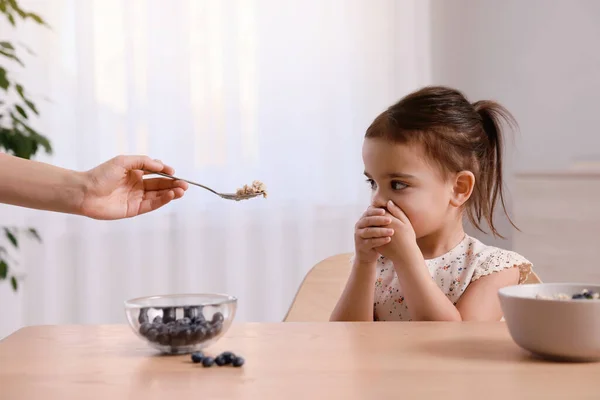 Nettes Kleines Mädchen Bedeckt Ihren Mund Und Weigert Sich Hause — Stockfoto