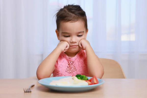 Nettes Kleines Mädchen Weigert Sich Ihr Frühstück Hause Essen — Stockfoto