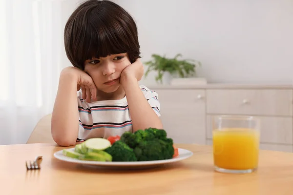 可爱的小男孩拒绝在家里吃蔬菜 — 图库照片