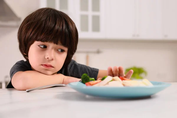 可爱的小男孩拒绝在厨房吃饭 — 图库照片