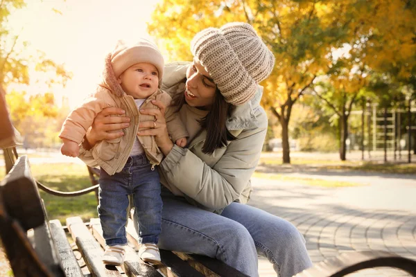 Mutlu Anne Oğlu Sonbahar Parkında Bankta Oturuyor — Stok fotoğraf