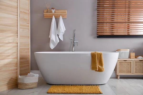 Weiche Orangefarbene Matte Auf Dem Boden Der Nähe Der Badewanne — Stockfoto