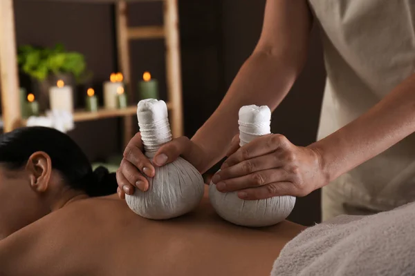Jeune Femme Recevant Massage Sac Base Plantes Dans Salon Spa — Photo