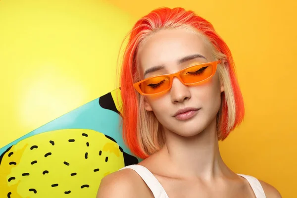 Gyönyörű Fiatal Fényes Festett Haj Felfújható Labda Narancs Háttér — Stock Fotó
