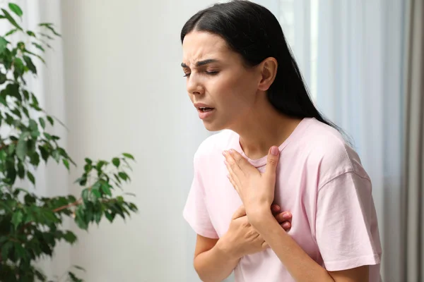 Mujer Joven Que Sufre Problemas Respiratorios Interior — Foto de Stock