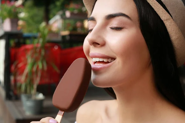 Hermosa Joven Comiendo Helado Glaseado Chocolate Calle Ciudad Primer Plano — Foto de Stock