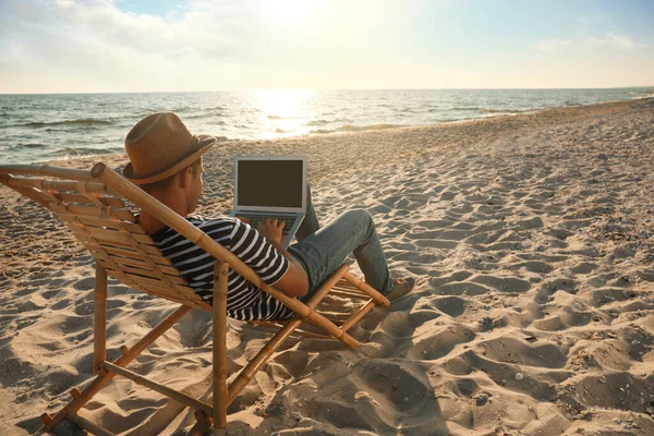 Hombre Trabajando Con Ordenador Portátil Silla Cubierta Playa — Foto de Stock