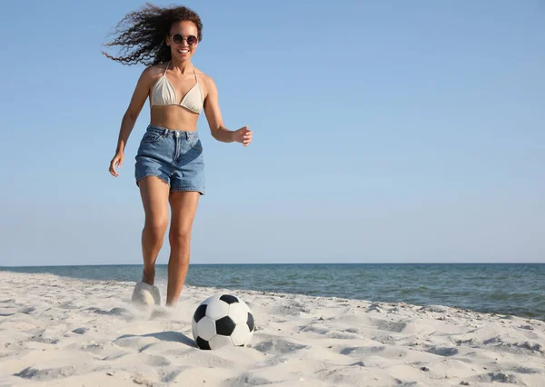 Mulher Afro Americana Jogar Futebol Praia Espaço Para Texto — Fotografia de Stock