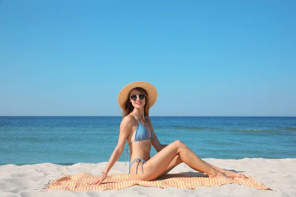 Женщина Сидящая Пляже Моря — стоковое фото