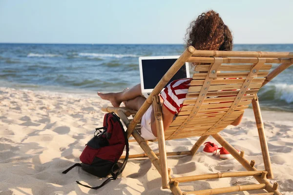 Afro Amerikaanse Vrouw Werkt Laptop Zonnebank Het Strand Achteraanzicht — Stockfoto