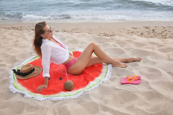 Женщина Сидящая Пляже Моря — стоковое фото